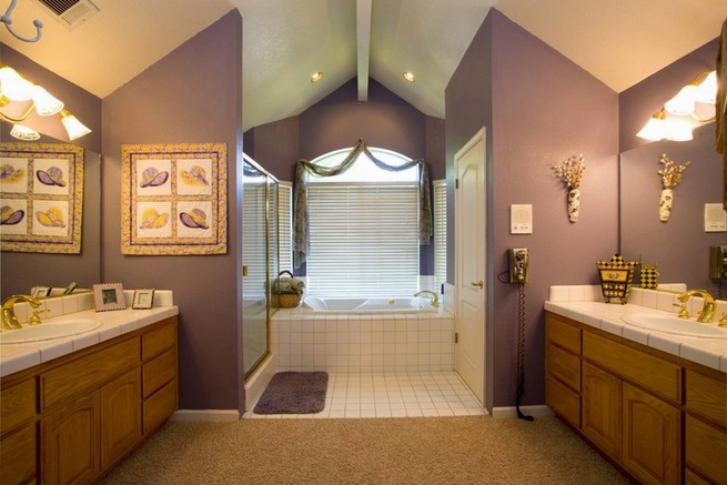 Convenient and practical bathroom shelving
