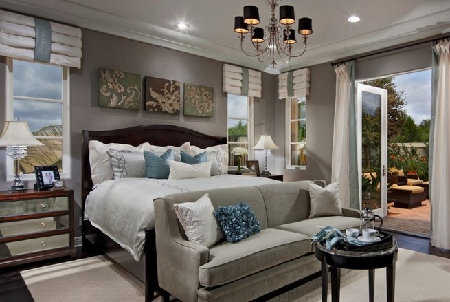 Bedroom design with chandelier