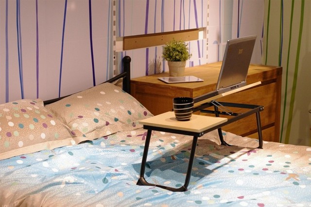 Type of a bedside laptop table