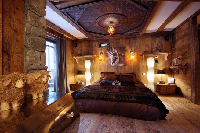 Wood wallpaper in bedroom