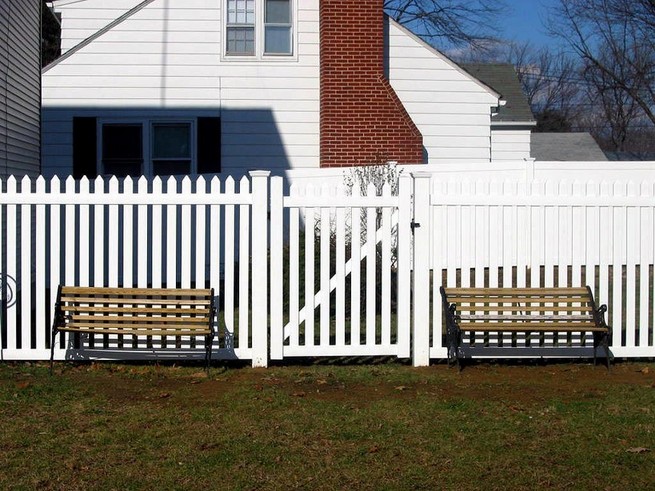 Vinyl fences: looking like wood or stone, but more sturdy