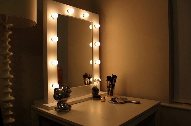 Portable Lighted Vanity Table