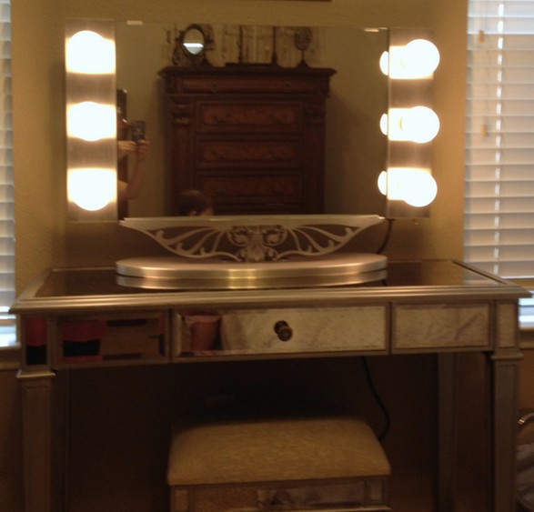 Lighted Makeup Mirror Vanity Table