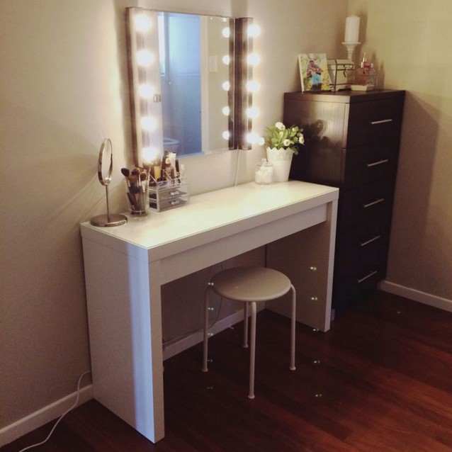 Lighted Vanity Table And Chair