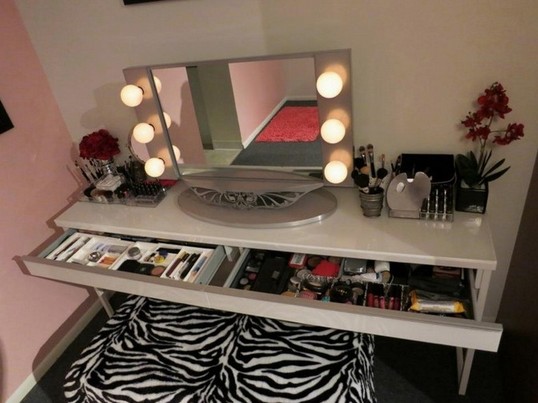 Hollywood Lighted Vanity Table